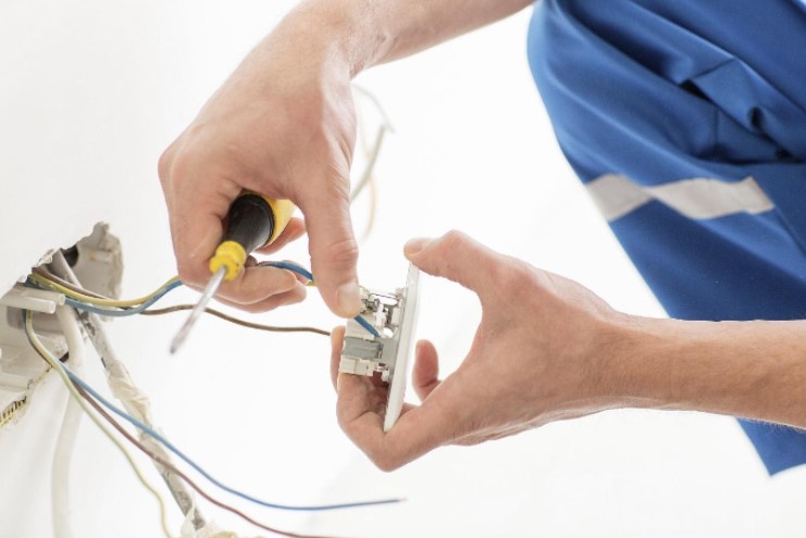How To Find a Reliable Local Electrician for Small Jobs?